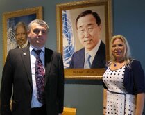 Igor Lobortas, Susan Polgar, honored FIDE trainer, eighth world champion from 1996 to 1999 with the portrait of Ban Ki-moon - the eighth Secretary-General of the United Nations.