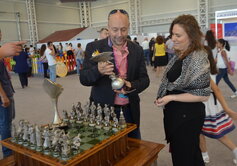 Представлення шахового набору "Боспорські походи", кубка Серії Гран-Прі та жіночого шахового Оскара "Каісса" генеральному директору FIDE Джеффрі Боргу та знаменитій угорській шахістці Юдіт Полгар.