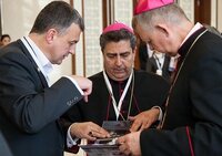 Представники Римо-католиків та Ігор Лобортас на З'їзді лідерів світових та традиційних релігій.
