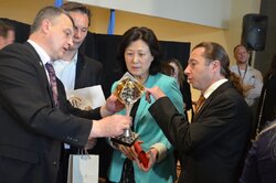 Презентація шахового кубка ФІДЕ Гран-Прі начальнику Департаменту громадської інформації ООН Хуа Цзян.