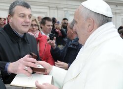 Handing of cufflinks to Pope Francis by Igor Lobortas