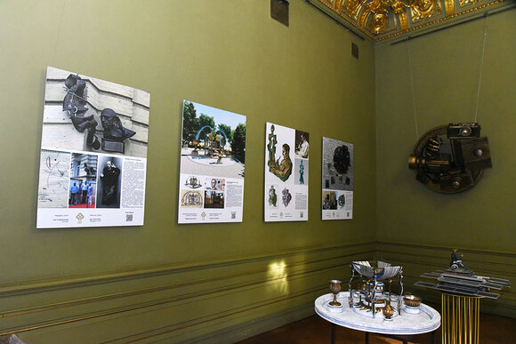 Projects and models of commemorative works at the House of Lobortas