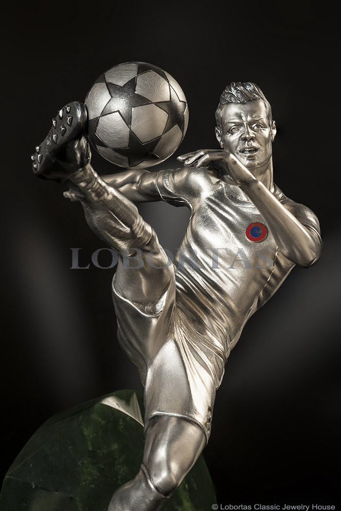 dinamicheskaya-skulptura-udar-cherez-sebya-futbol-xxi-veka-18-02-073-2-2.jpg