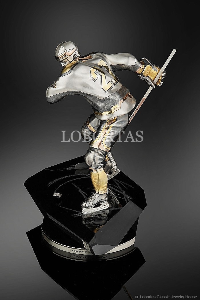 dynamic-sculpture-buging-hockey-player-3.jpg